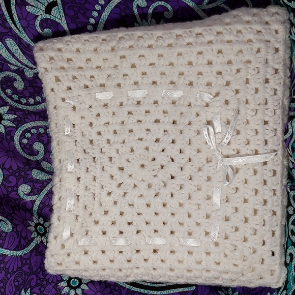New!!  Blanket Handmade Scallop Crochet White Baby Blanket w Ribbon Bow - Picture 3 of 5